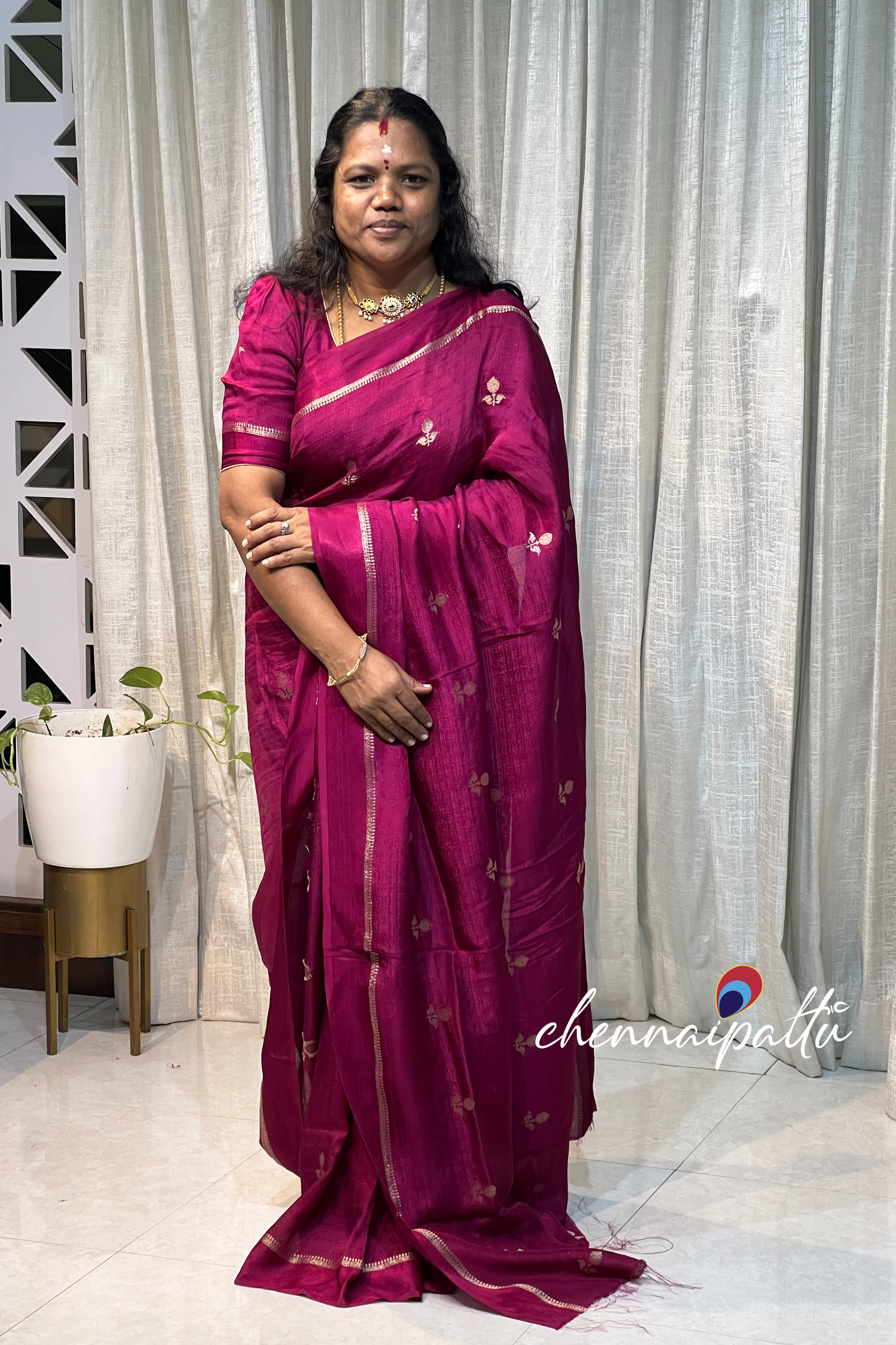 Vinusha : Viscose crepe Saree - A Cascade of Timeless Grace with Contrast Blouse Piece