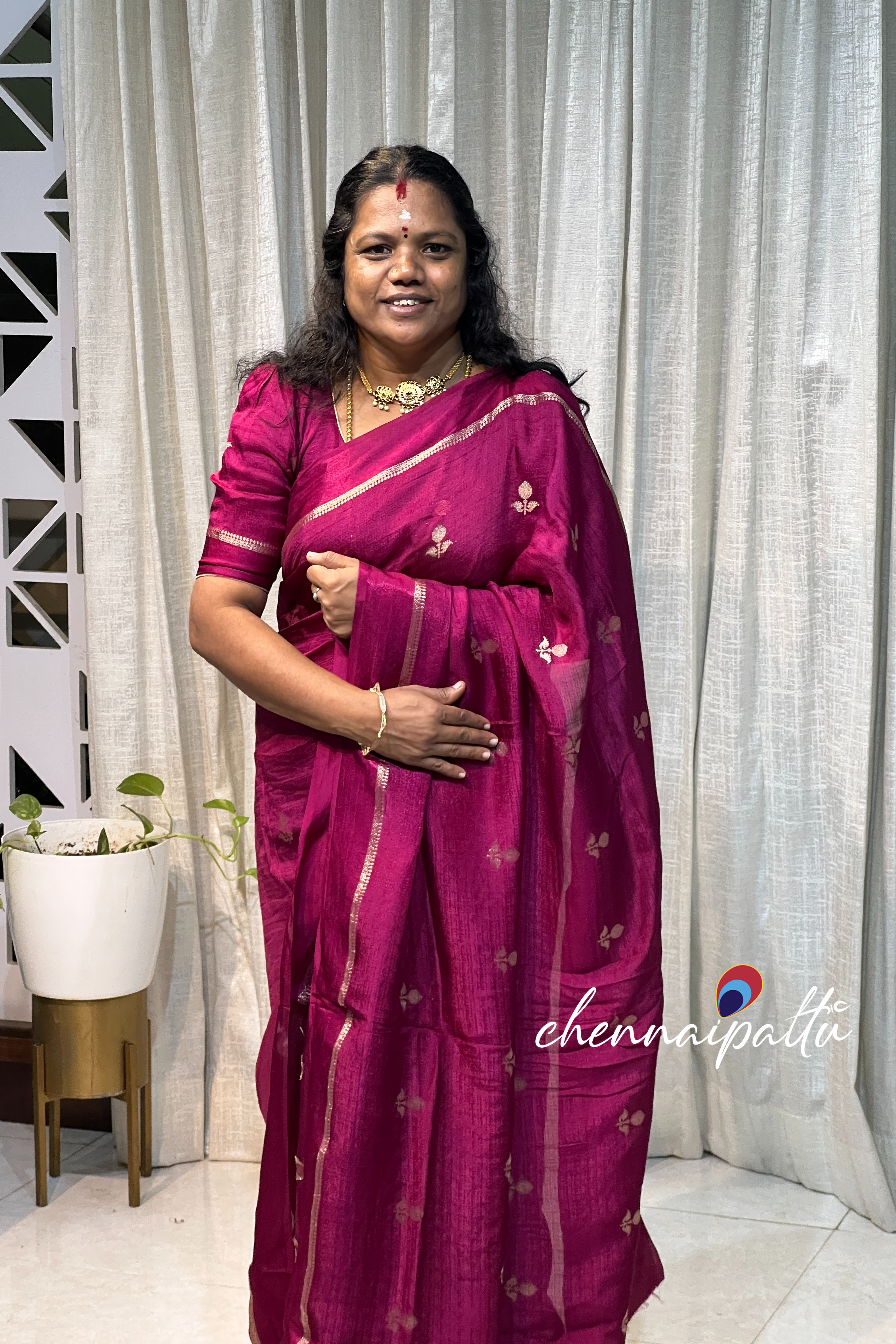Vinusha : Viscose crepe Saree - A Cascade of Timeless Grace with Contrast Blouse Piece