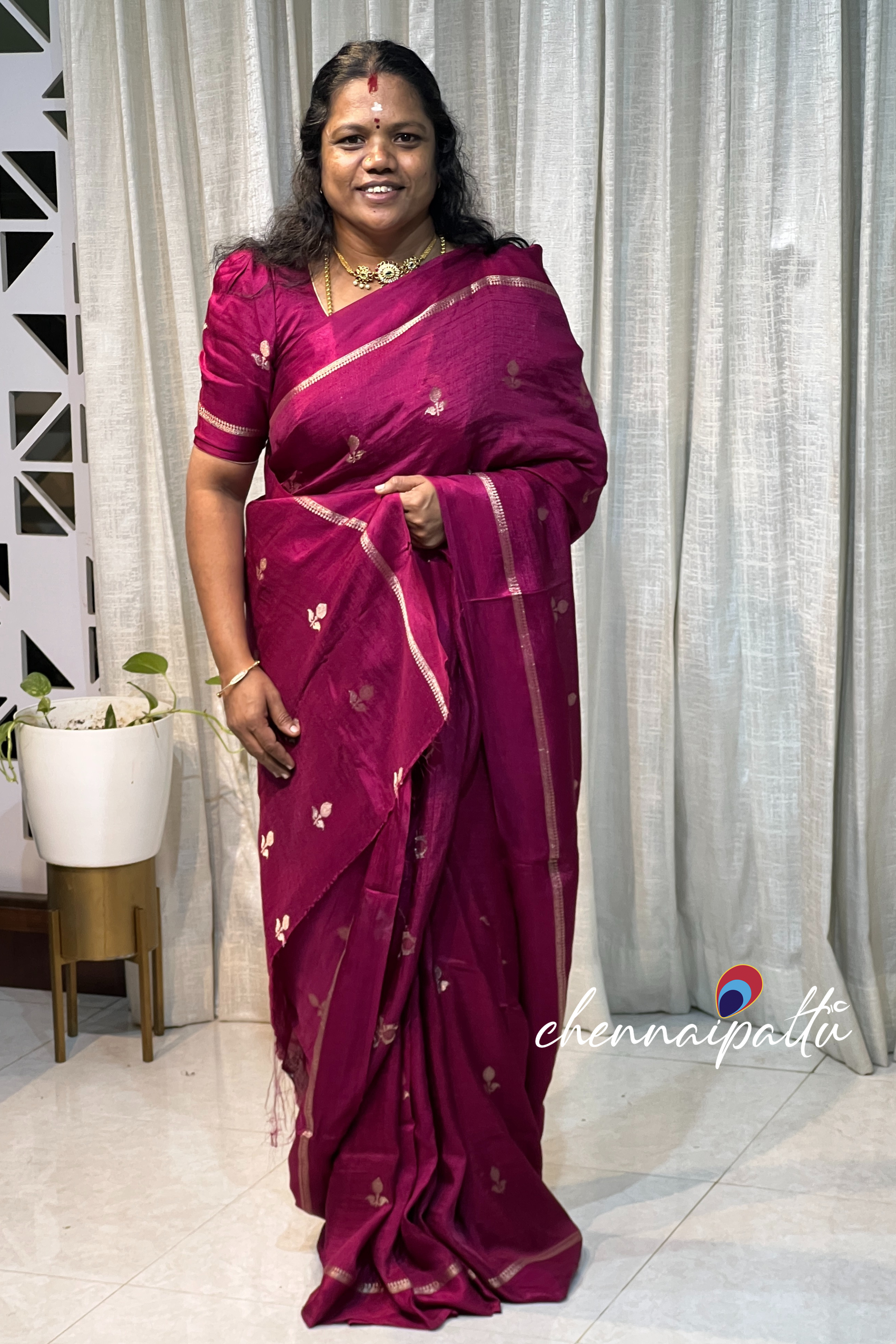 Vinusha : Viscose crepe Saree - A Cascade of Timeless Grace with Contrast Blouse Piece